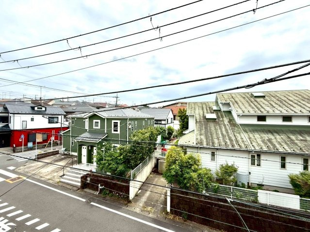 暮らしに寛ぎを生む小上がりリビング採用　東永谷三丁目中古戸建の展望|高台ならではの開放感ある眺望。遠くまで抜けた景色が広がり、穏やかな住環境を感じられます。