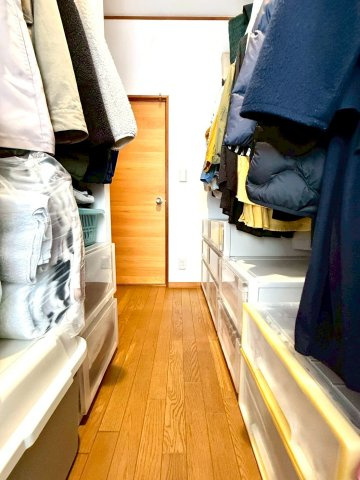 暮らしに寛ぎを生む小上がりリビング採用　東永谷三丁目中古戸建の収納|大型収納スペースを備えたWIC。衣類だけでなくバッグや小物類まで美しく収納可能です。