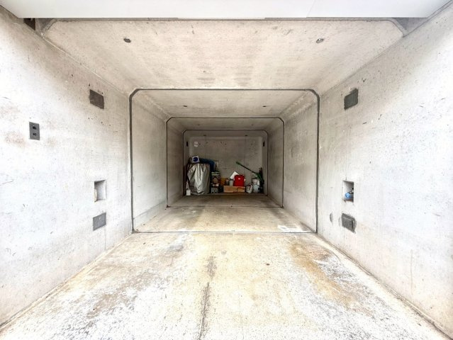 暮らしに寛ぎを生む小上がりリビング採用　東永谷三丁目中古戸建の駐車場|奥行きのあるビルトインガレージは、お車だけでなくバイクやアウトドア用品の収納にも便利な空間です。
