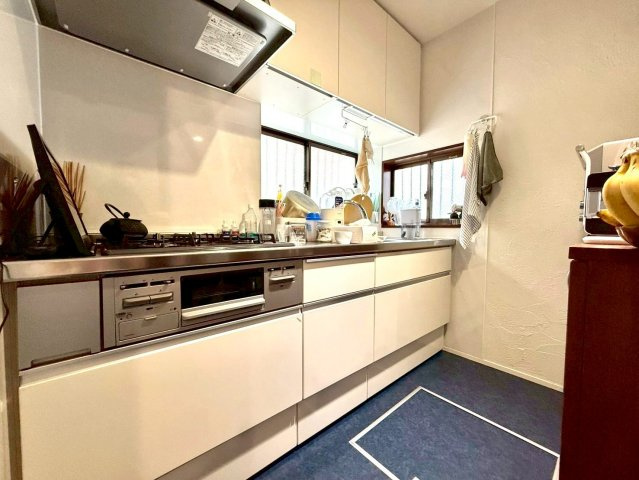 暮らしに寛ぎを生む小上がりリビング採用　東永谷三丁目中古戸建のキッチン|機能性に優れたシステムキッチン。収納力も豊富で、毎日のお料理時間を快適にサポートします。