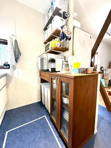 暮らしに寛ぎを生む小上がりリビング採用　東永谷三丁目中古戸建のキッチン|キッチン背面には便利な収納棚を設置。調理家電や食器類をすっきり整理できる使いやすい空間です。