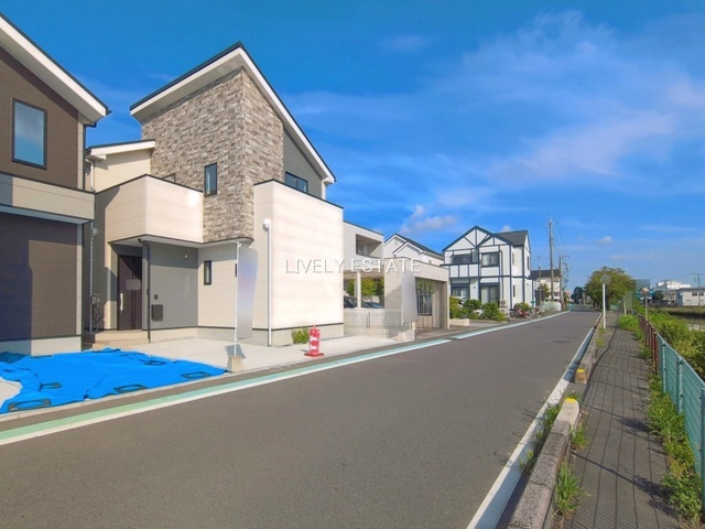 草加市手代1丁目 新築分譲住宅 全3棟 1号棟の前面道路含む現地写真