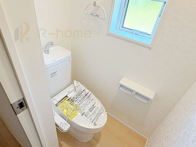 ひたちなか市平磯町第2　新築戸建て　1号棟のトイレ|温水洗浄便座付きのトイレ。
トイレが２ヵ所設置で朝の忙しい時間でも安心です。