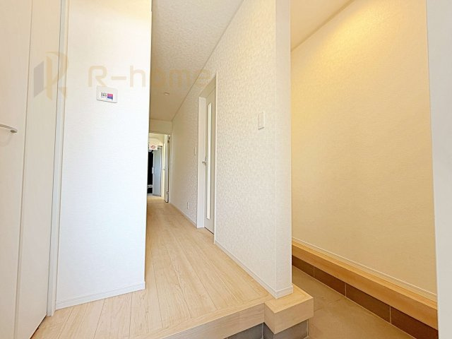 ひたちなか市平磯町第2　新築戸建て　1号棟の玄関|玄関にベビーカーなどもスッキリ片付く嬉しい収納スペース♪