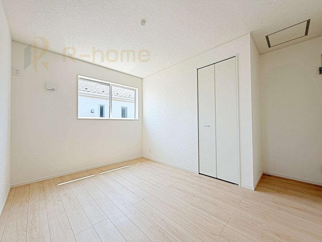 ひたちなか市平磯町第2　新築戸建て　1号棟の洋室|どんな部屋家具も合わせやすいシンプルな洋室！
たっぷりの日差しと心地よい風が舞い込む住まい♪