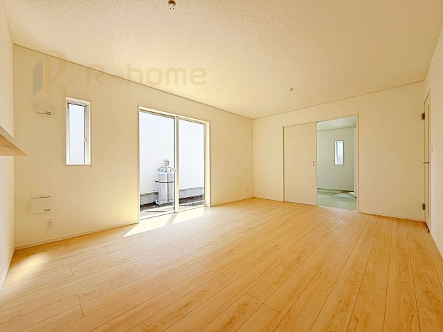 ひたちなか市平磯町第2　新築戸建て　1号棟の居間・リビング|広々とした余裕のあるリビングです♪大きな窓からは自然光が届きます。
