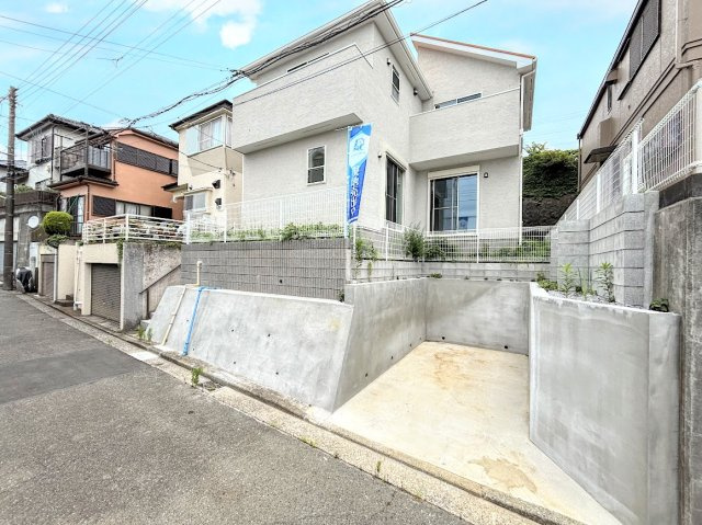 戸塚区平戸３丁目　戸建ての外観|◆一戸建てを中心とした街並みが整然と続き、周辺は高い建物が建っていないので、緑の多い閑静な趣を感じる環境です。街並みや周辺環境も重要なポイントです！！