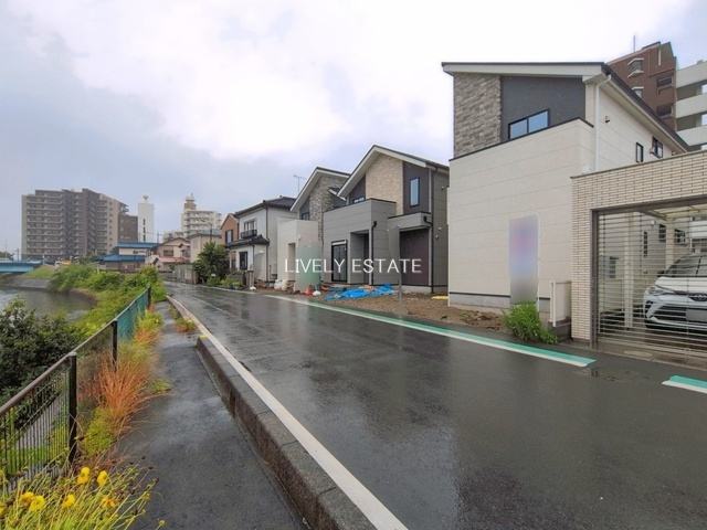 草加市手代1丁目 新築分譲住宅 全3棟 2号棟の前面道路含む現地写真