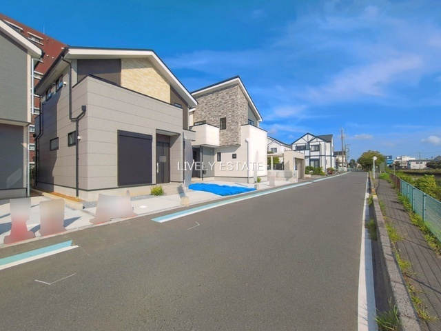 草加市手代1丁目 新築分譲住宅 全3棟 2号棟の前面道路含む現地写真