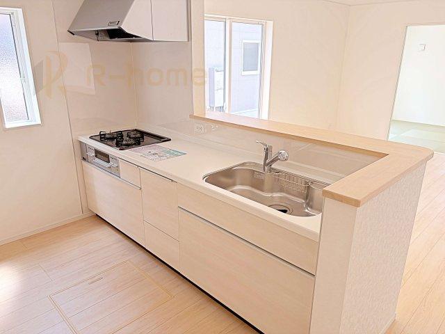 ひたちなか市平磯町第2　新築戸建て　2号棟のキッチン|料理をしながら家族とコミュニケーションが取れる対面式システムキッチン。