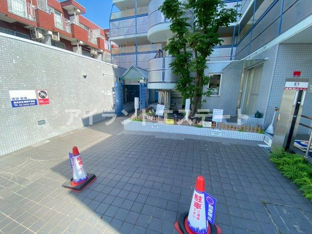 ステップス三軒茶屋　駅近　事務所可　宅配BOXのエントランス