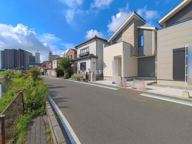 草加市手代1丁目 新築分譲住宅 全3棟 3号棟の前面道路含む現地写真