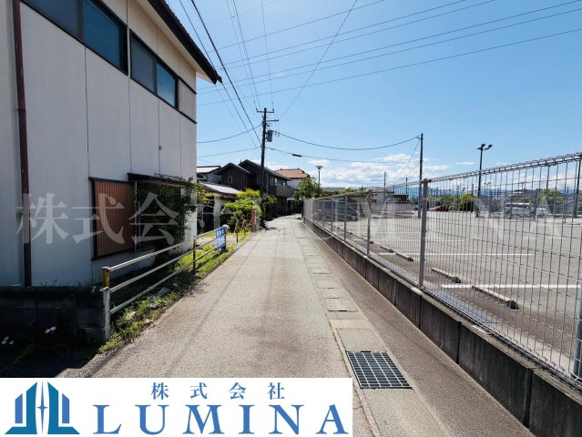 甲府市飯田五丁目　売土地の前面道路含む現地写真