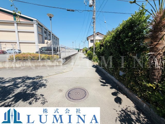 甲府市飯田五丁目　売土地の前面道路含む現地写真