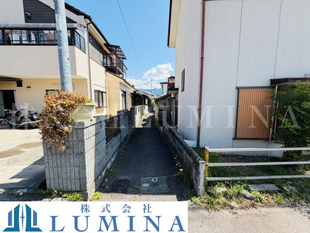 甲府市飯田五丁目　売土地の前面道路含む現地写真