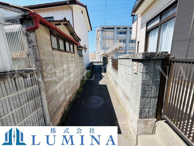 甲府市飯田五丁目　売土地の前面道路含む現地写真