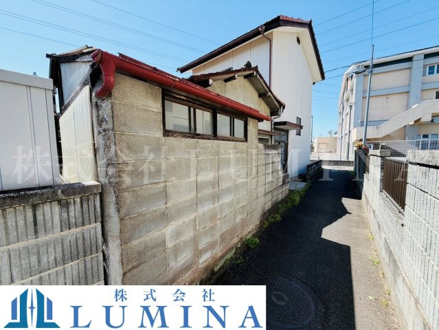 甲府市飯田五丁目　売土地の前面道路含む現地写真