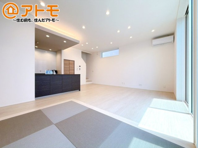 【居間・リビング】 | 駿東郡清水町伏見　新築一戸建て　全2棟 | 広々と開放的なLDKは、家族が自然と集まる広さ♪お子様のリビング学習にもピッタリ♪