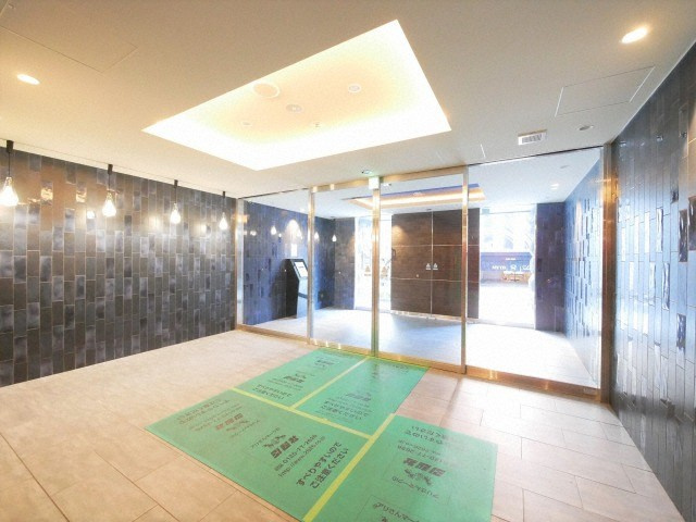 プレサンス谷町九丁目駅前のロビー