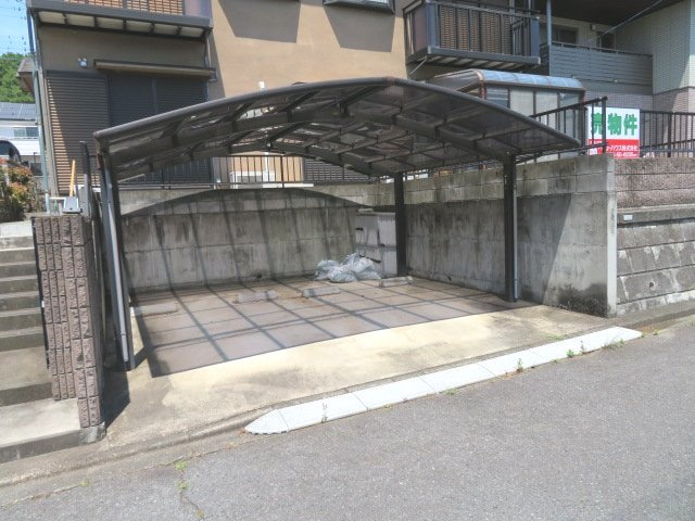 高崎市吉井町南陽台　中古1680の駐車場