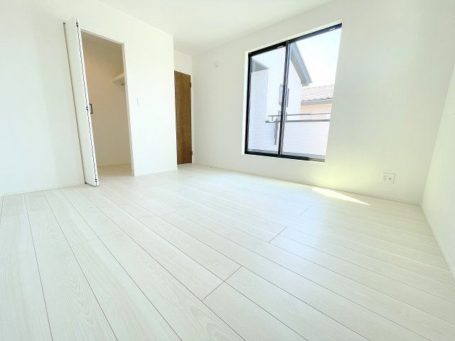 【洋室】 | ふじみ野市亀久保　新築一戸建住宅　全1棟（ふじみ野店） | 洋室7帖：2面採光の明るいお部屋です！