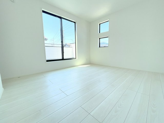 【洋室】 | ふじみ野市亀久保　新築一戸建住宅　全1棟（ふじみ野店） | 洋室7帖：窓が特徴的でおしゃれです