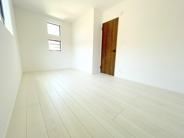 【洋室】 | ふじみ野市亀久保　新築一戸建住宅　全1棟（ふじみ野店） | 洋室6.25帖：特徴的な窓がかわいい、2面採光の明るいお部屋です！