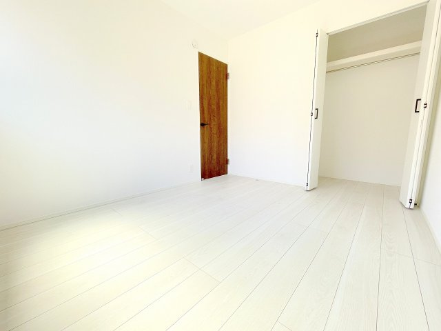 【洋室】 | ふじみ野市亀久保　新築一戸建住宅　全1棟（ふじみ野店） | 洋室5.62帖：2面採光の明るいお部屋です！