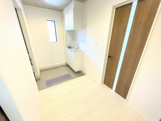 【玄関】 | ふじみ野市亀久保　新築一戸建住宅　全1棟（ふじみ野店） | 鏡、シューズボックス完備の綺麗な玄関です！