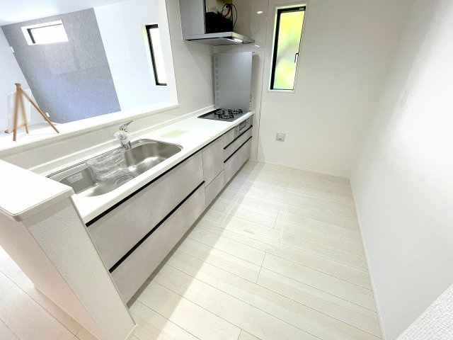 【キッチン】 | ふじみ野市亀久保　新築一戸建住宅　全1棟（ふじみ野店） | おしゃれな折り下げ天井に広いキッチンスペースです♪