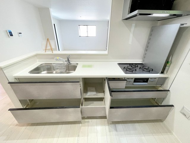 【キッチン】 | ふじみ野市亀久保　新築一戸建住宅　全1棟（ふじみ野店） | 3口コンロ、グリル搭載、収納豊富です！