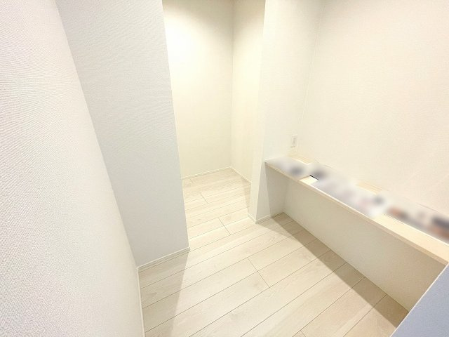 【収納】 | ふじみ野市亀久保　新築一戸建住宅　全1棟（ふじみ野店） | 買いだめしても安心な広々スペースのパントリー、カウンターもあり便利です！