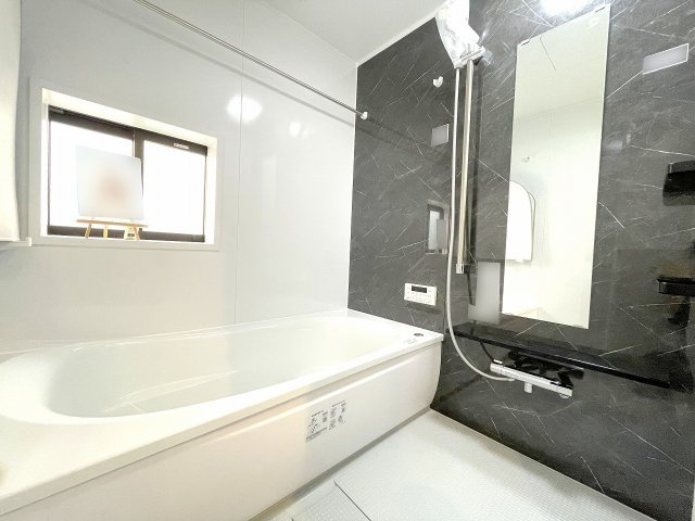 【浴室】 | ふじみ野市亀久保　新築一戸建住宅　全1棟（ふじみ野店） | ラグジュアリーな雰囲気のおしゃれな浴室