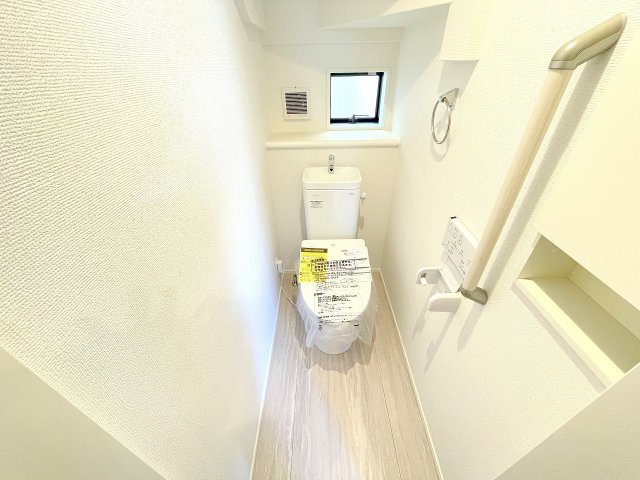 【トイレ】 | ふじみ野市亀久保　新築一戸建住宅　全1棟（ふじみ野店） | 1階トイレ：収納・手すり付きの白を基調とした清潔感あるトイレ