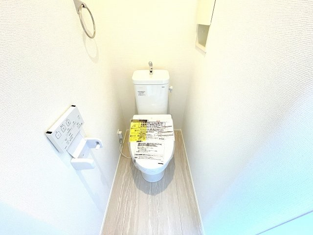 【トイレ】 | ふじみ野市亀久保　新築一戸建住宅　全1棟（ふじみ野店） | 2階トイレ：収納付きの白を基調とした清潔感あるトイレ