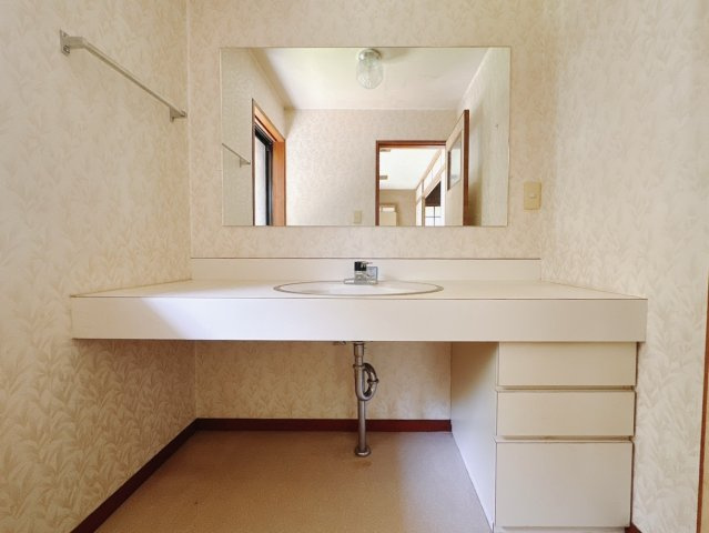 【中古戸建】熊谷市末広3丁目の独立洗面台|■洗面室｜1階縁側に洗面室がございます。朝の忙しい時間でも鏡の前が込み合う心配無し！