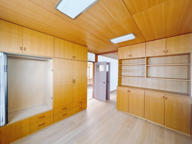 【中古戸建】熊谷市末広3丁目の洋室|■洋室｜木のぬくもりを感じるフローリングは、天然木の味わいが時とともに深みを増していきます。また、傷にも強く、フリーワックスでお手入れもラクラクです♪