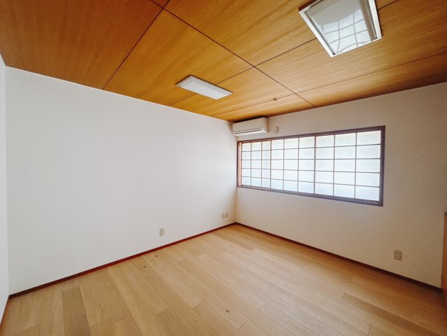 【中古戸建】熊谷市末広3丁目の洋室|■洋室｜ダブルベッドを置いても充分な広さを2Ｆのお部屋に設けております。お子様と家族みんなで寝るのも夢じゃありません♪窓からは光が差し込むので日中でも明るいお部屋です。