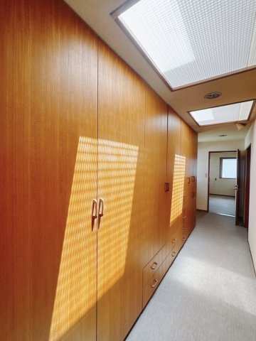 【中古戸建】熊谷市末広3丁目のその他|■衣装室｜大容量の収納で家族のお洋服もスッポリ！季節物の入れ替えもラクラクです♪