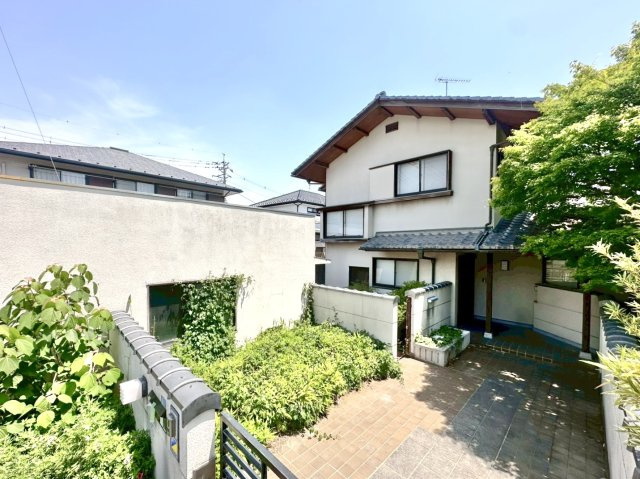 【中古戸建】熊谷市末広3丁目の外観|■庭｜お庭から季節の移ろいを感じることが出来ます♪一年中飽きることなく住みながら楽しめる住まいです♪