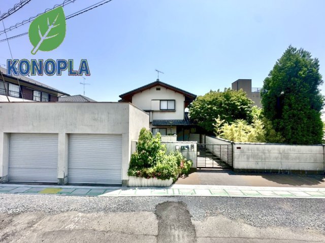 【中古戸建】熊谷市末広3丁目の外観|■外観｜電動シャッター車庫は防犯性が高く、雨風や砂埃から愛車を守ることが出来ます。小さなお子様の乗り降りも安心な安全性に配慮された空間です♪
