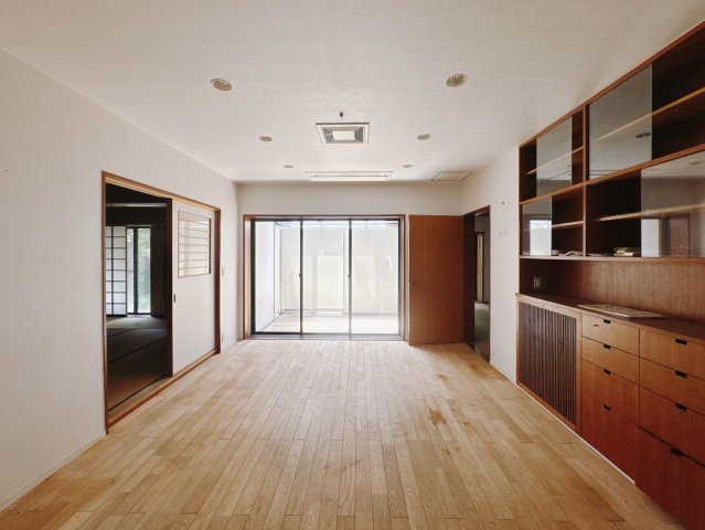 【中古戸建】熊谷市末広3丁目の居間・リビング|■リビング｜落ち着きのある表情を見せるリビングダイニング。太陽の光がたっぷり差し込むリビングは、自然とご家族が集まる居心地の良い空間です。