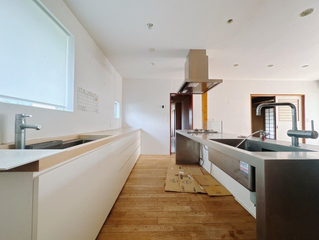 【中古戸建】熊谷市末広3丁目のキッチン|■キッチン｜作業がはかどる広々カウンタースペース。会話がはずむ「オープンキッチン」なので家族とのコミュニケーションも活発になります。