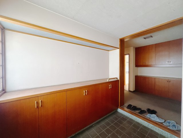 【中古戸建】熊谷市末広3丁目の玄関|■玄関｜家族みんなの靴が丸々しまえます♪これからお子様が大きくなっても安心ですね。靴をしまって、すっきりとした玄関で開放感も味わえます。
