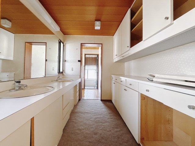 【中古戸建】熊谷市末広3丁目の独立洗面台|■洗面室｜ゆとりのある洗面脱衣室ではお子様と並んで歯磨きもできるので一緒に成長を楽しめます♪ひろびろとした洗面室で、朝の準備も楽しくなります☆.*