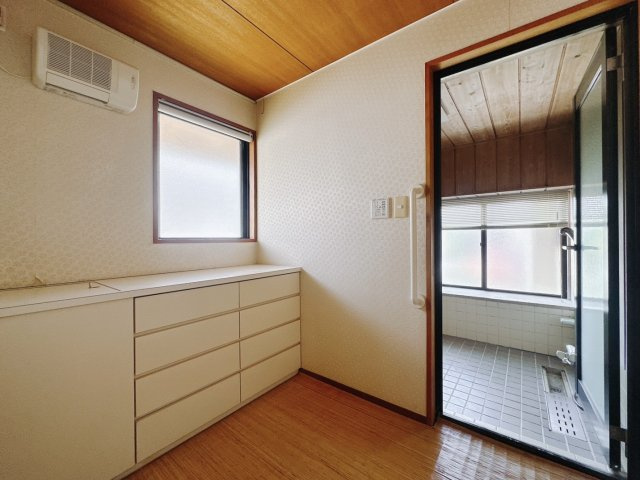 【中古戸建】熊谷市末広3丁目の脱衣所|■脱衣室｜洗面スペースと分かれているため、家族間でもプライバシーに配慮された設計となっています。