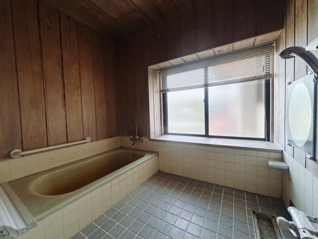 【中古戸建】熊谷市末広3丁目の外観|■浴室｜デザイン性に優れた浴室♪1日の疲れを癒す、ゆったりとしたバスタイムをぜひお過ごしください(*＾＾*)大きな窓付きで嬉しい♪