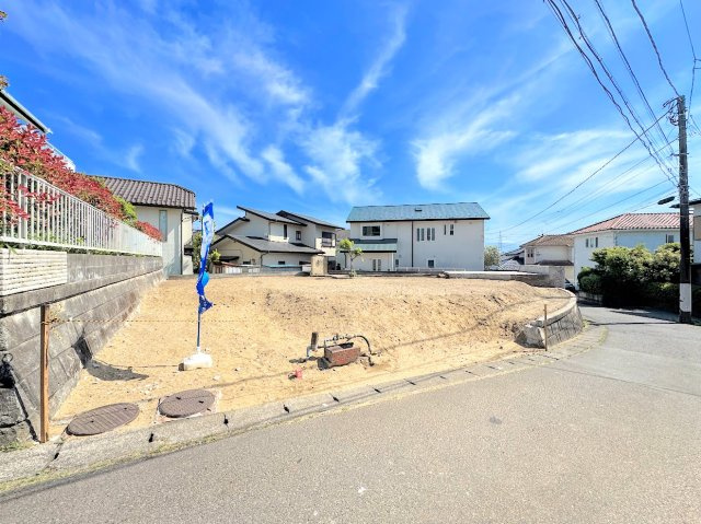 栄区小山台1丁目　売地の前面道路含む現地写真|◆前面道路も幅員があり車の運転も安心！前面道路は閑静な住宅地。車通りの少ない道路です。お子様にも安心です。