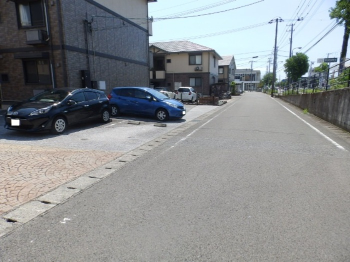 ビレッジ北久保 B棟の駐車場|前面道路