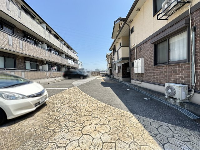 ビレッジ北久保 B棟の駐車場